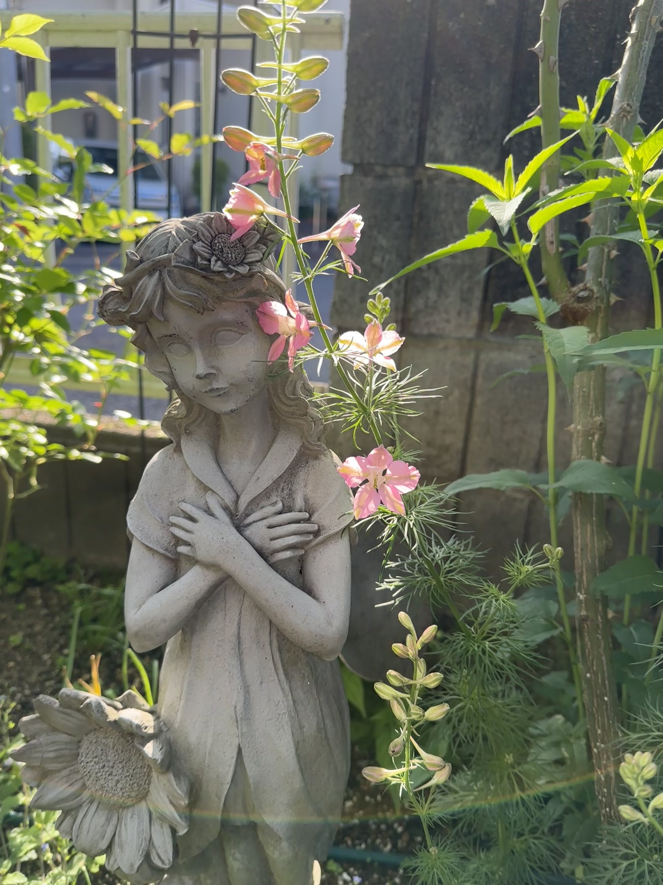 少女像とピンクの花